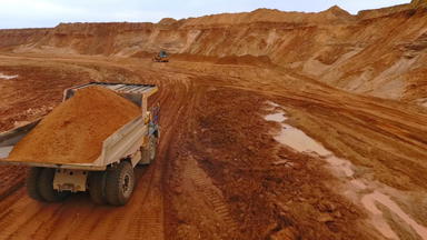 矿业卡车运输沙子沙子采石场空中视图矿业机械